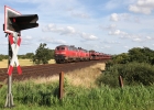 218 344 und 218 380 am Bahnübergang von Dreieckskoog - 28.07.2012
