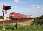 Am 28.07.2012 passieren 218 389 und 218 831 den Bahnübergang von Dreieckskoog.