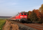 Im letzten Licht des 20.10.12, hat 218 451 gerade Klein Elbe passiert.